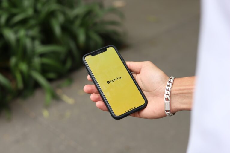 Bumble dejting app i handen.