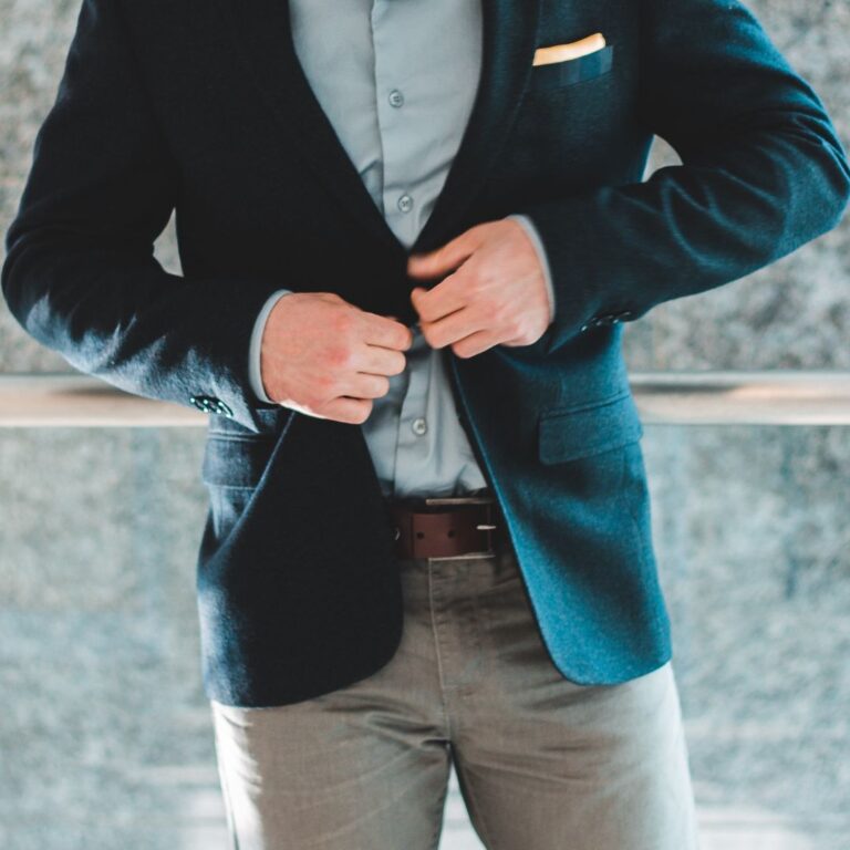 Kavaj och Jeans Outfit närbild. Marinblå kavaj, blå skjorta och grå jeans som skapar en snygg stil