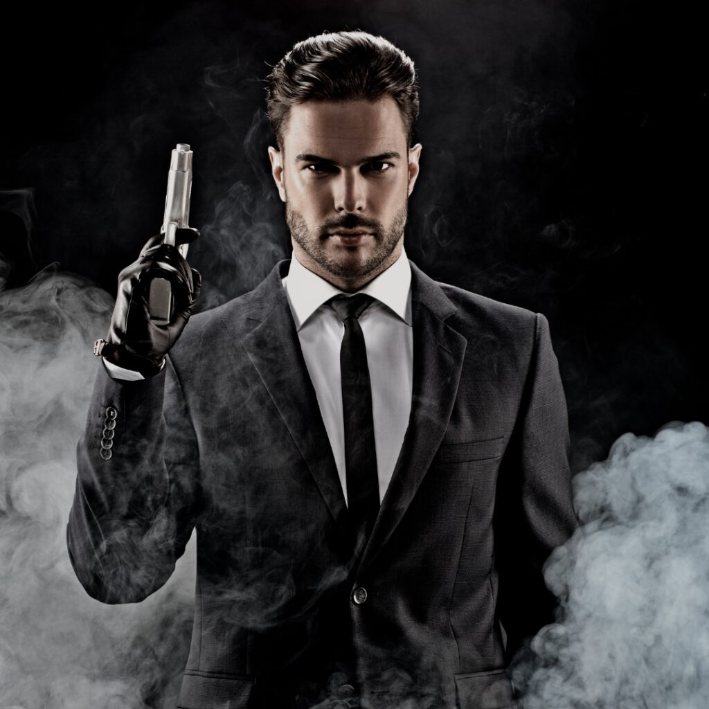 Man med mörk kostym liknar james bond med ett föremål i handen