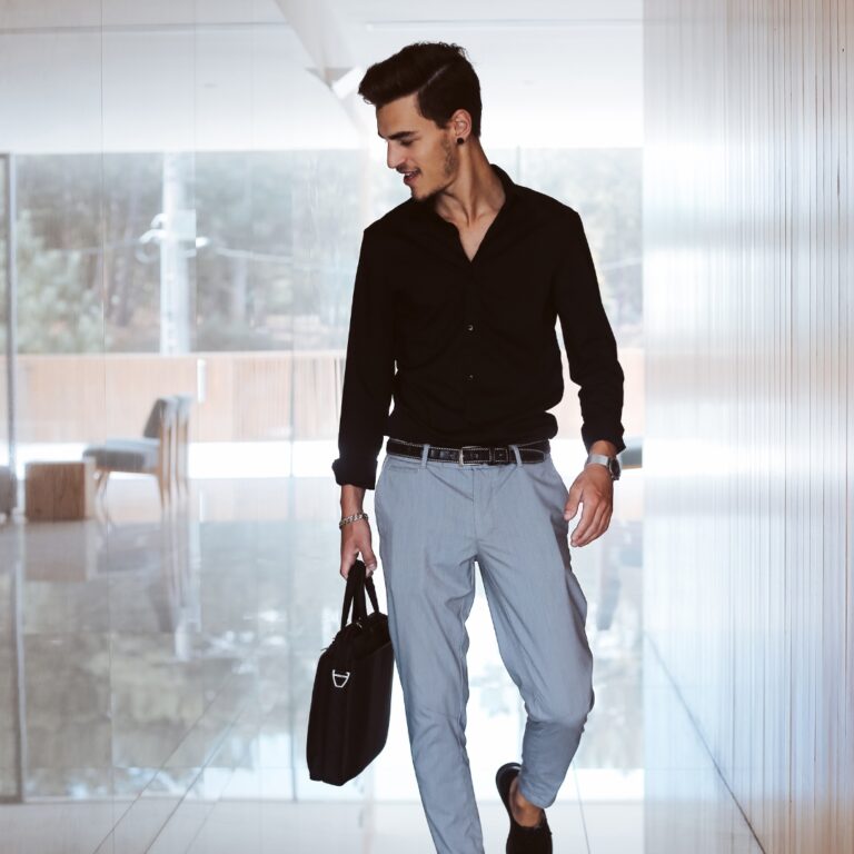 Man med smart casual klädkod i stilig stil