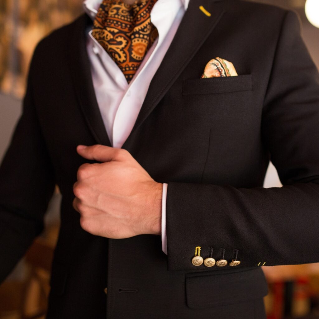 Man meds mart casual klädkod med lite extravagant stil som ska på cocktail event