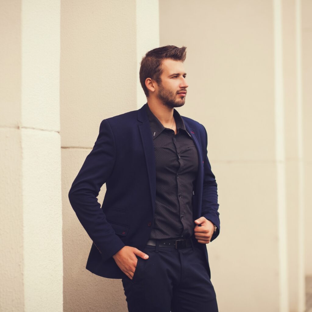 Stilig ung man med smart casual outfit ser självsäker ut