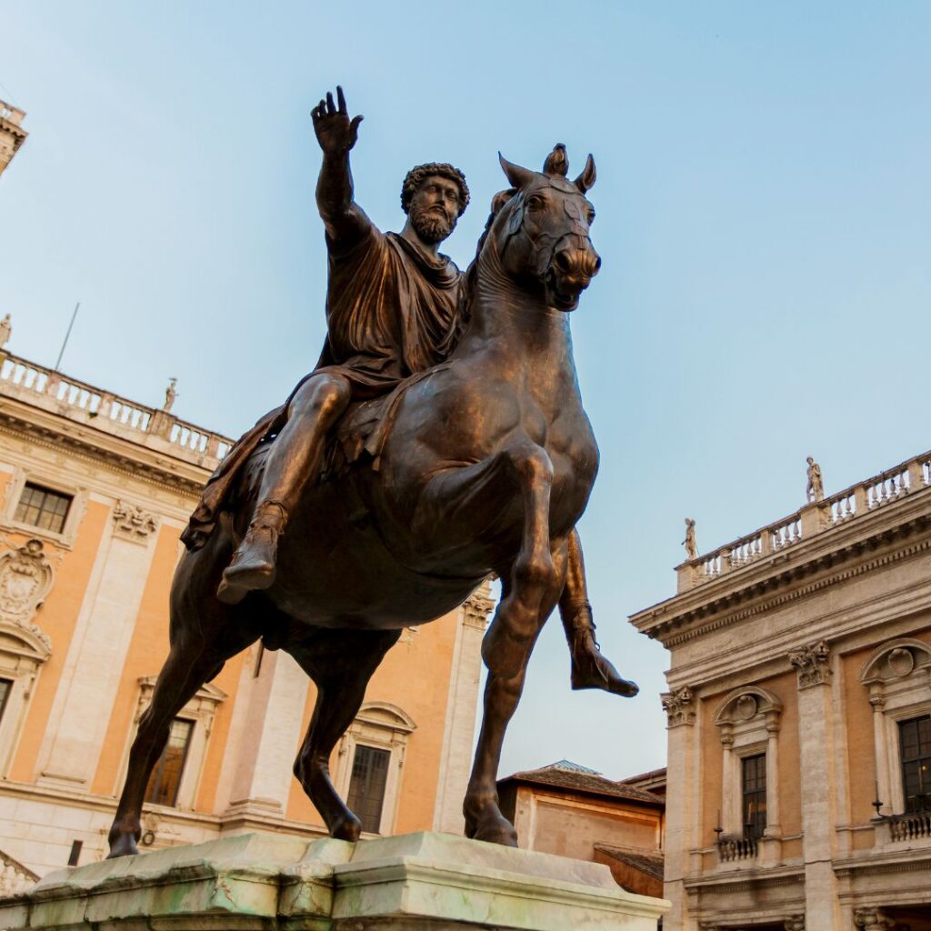 Marcus Aurelius staty i Rom, Italien. Han rider på en häst och vinkar med ena handen