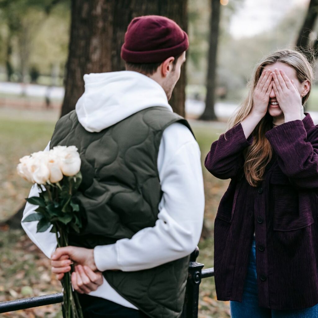 Man ger sin dejt vita blommar för att inleda tredje dejten med stil. Man ger sin dejt vita blommar för att inleda tredje dejten med stil.