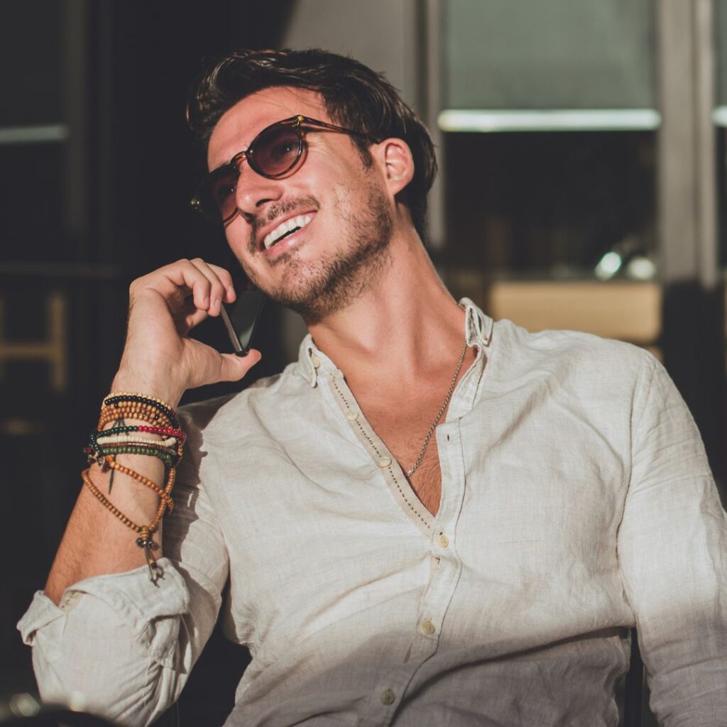 En glad gentleman sitter på ett fik med sin dejt och njuter av sällskapet En glad gentleman sitter på ett fik med sin dejt och njuter av sällskapet