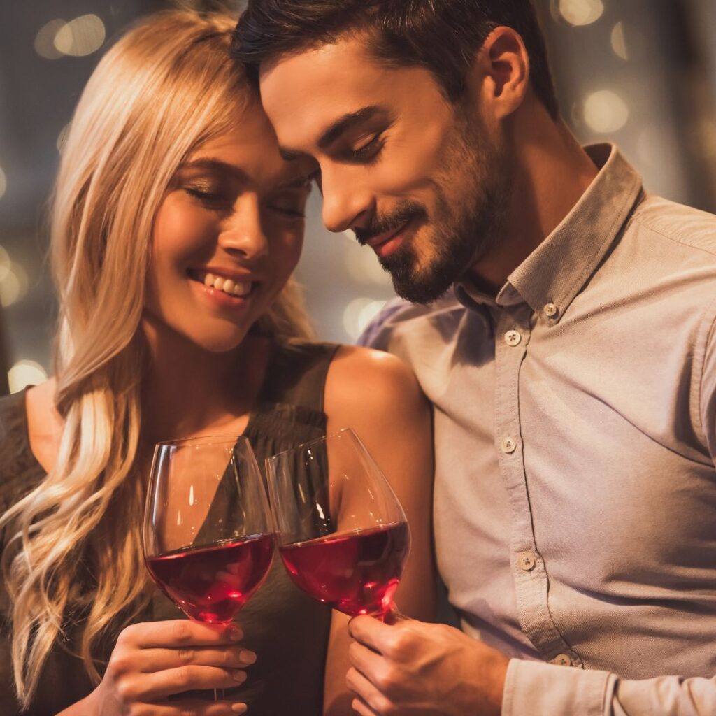 Ett par på första dejten i en romantisk restaruang där de dricker rose-vin Ett par på första dejten i en romantisk restaruang där de dricker rose-vin