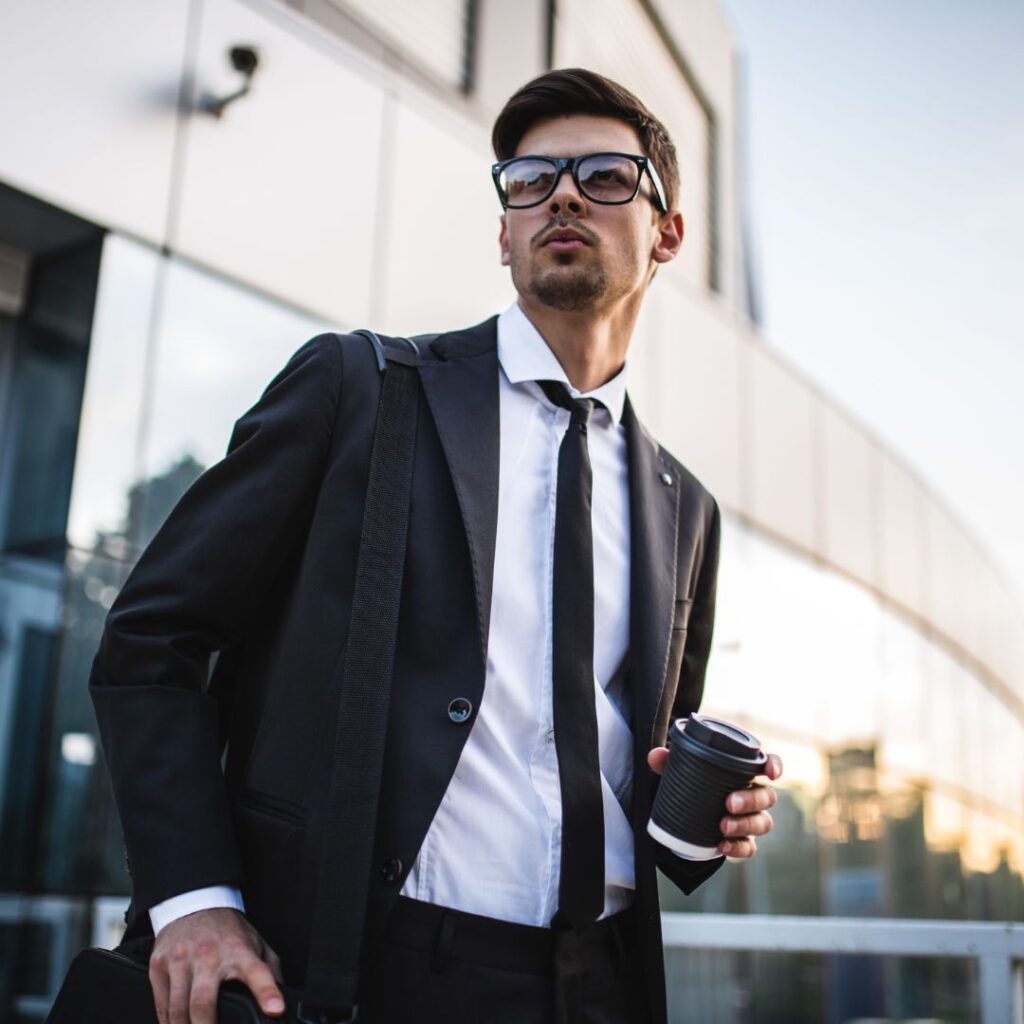 Gentleman i smart casual klädstil har köpt kaffe till sin dejt som en riktig gentleman Gentleman i smart casual klädstil har köpt kaffe till sin dejt som en riktig gentleman