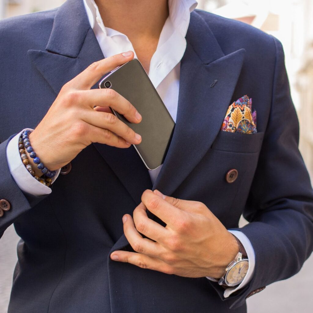 Man lägger undan mobilen i innerfickan inför dejt för att vara respektfull Man lägger undan mobilen i innerfickan inför dejt för att vara respektfull