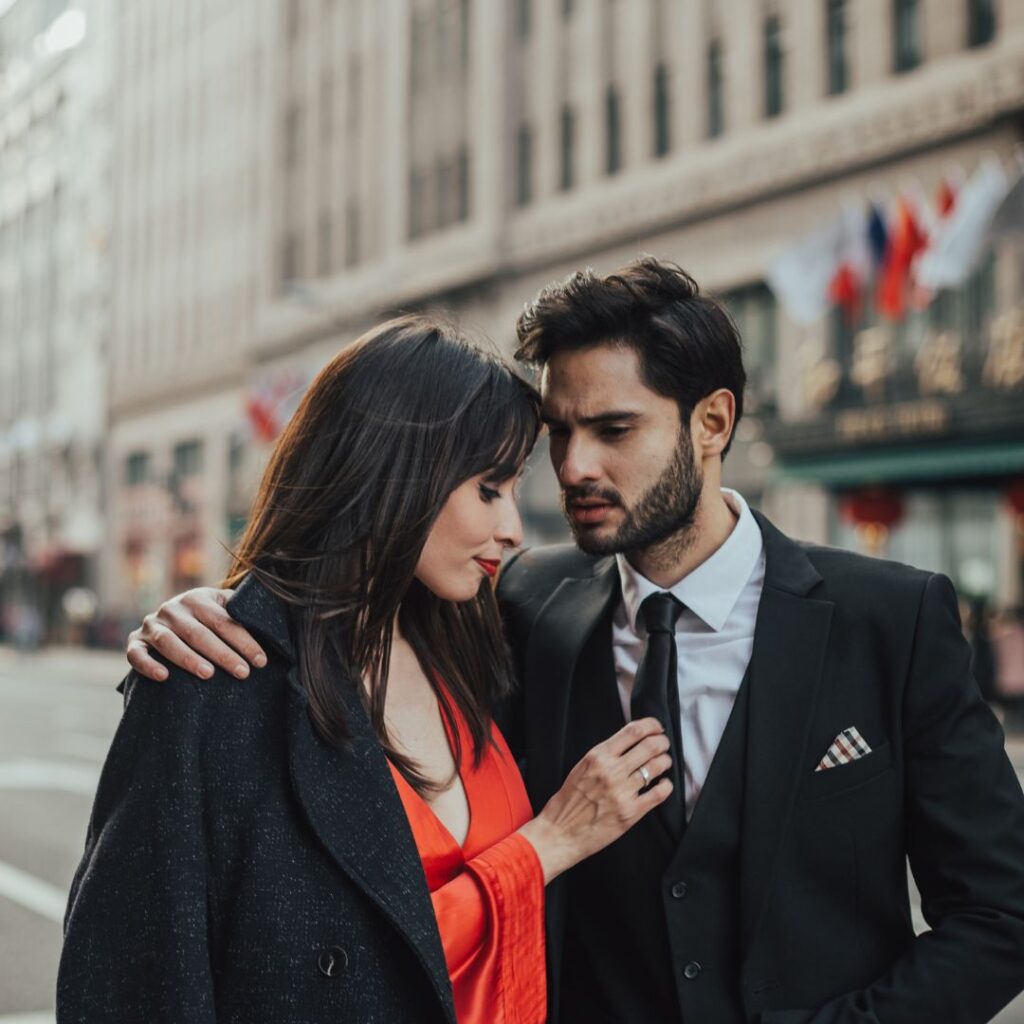 Man på date med en fin kvinna verkar hitta romantik Man på date med en fin kvinna verkar hitta romantik