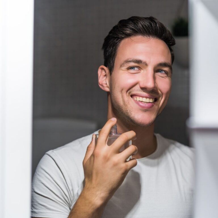 En ung man använder en fräsch parfym som får honom att utstråla självsäkerhet och positivitet, vilket kvinnor i hans ålder älskar.